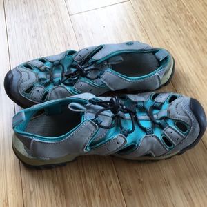 Northside women’s athletic sandal gray and green 8